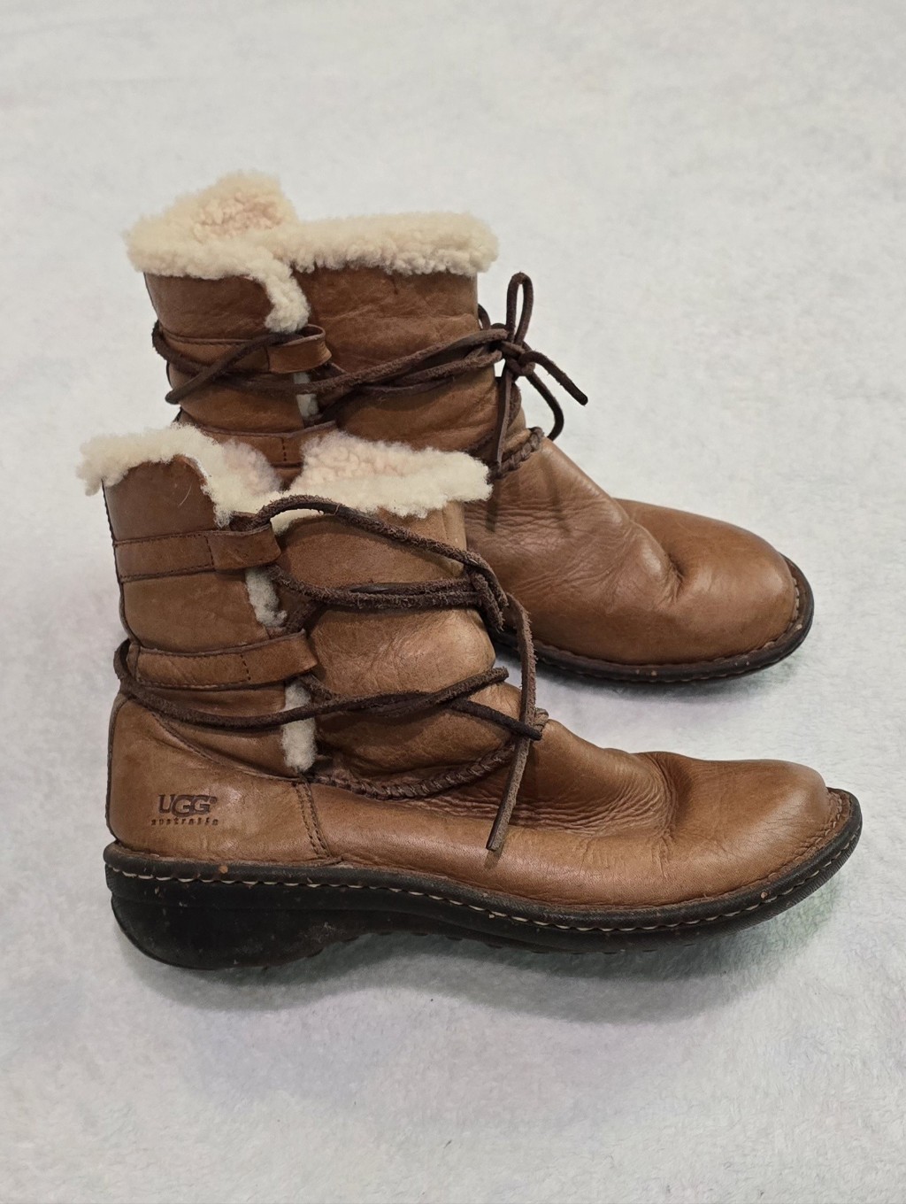Women's Ugg Boots Caspia 1932 Tan Leather Lace Up Ankle Sheepskin Warm Size 8